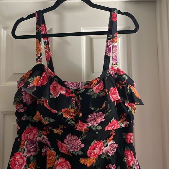 Floral peplum suit 22/24 - Picture 4 of 4